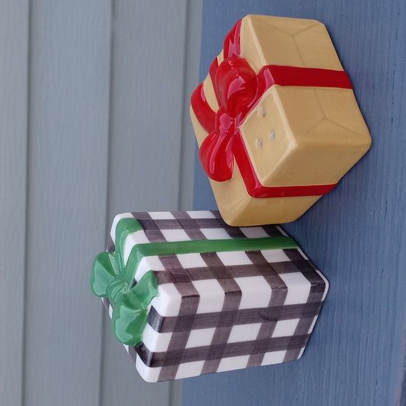 Hallmark Salt & Pepper Shakers - Picture 4 of 4